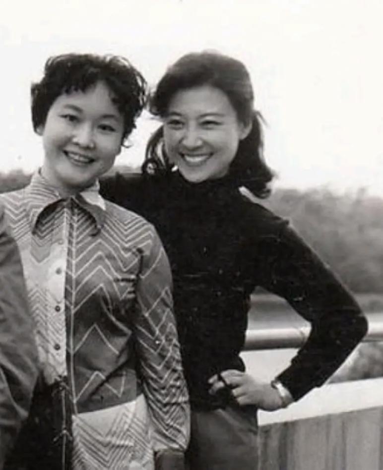 看到上世纪80年代初上海黄浦江边李谷一和王馥荔的珍贵合影，瞬间感觉时光都变得温柔