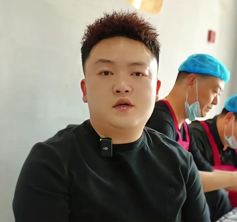 一个人不仅感动了一座城，更感动了全国无数网友，只因为他的善良，爱心和真诚，他就是