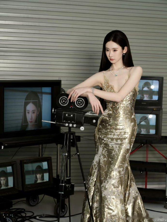 张艺凡红毯最严厉的母亲金箔鱼尾裙也太绝了，贵气直接焊在身上