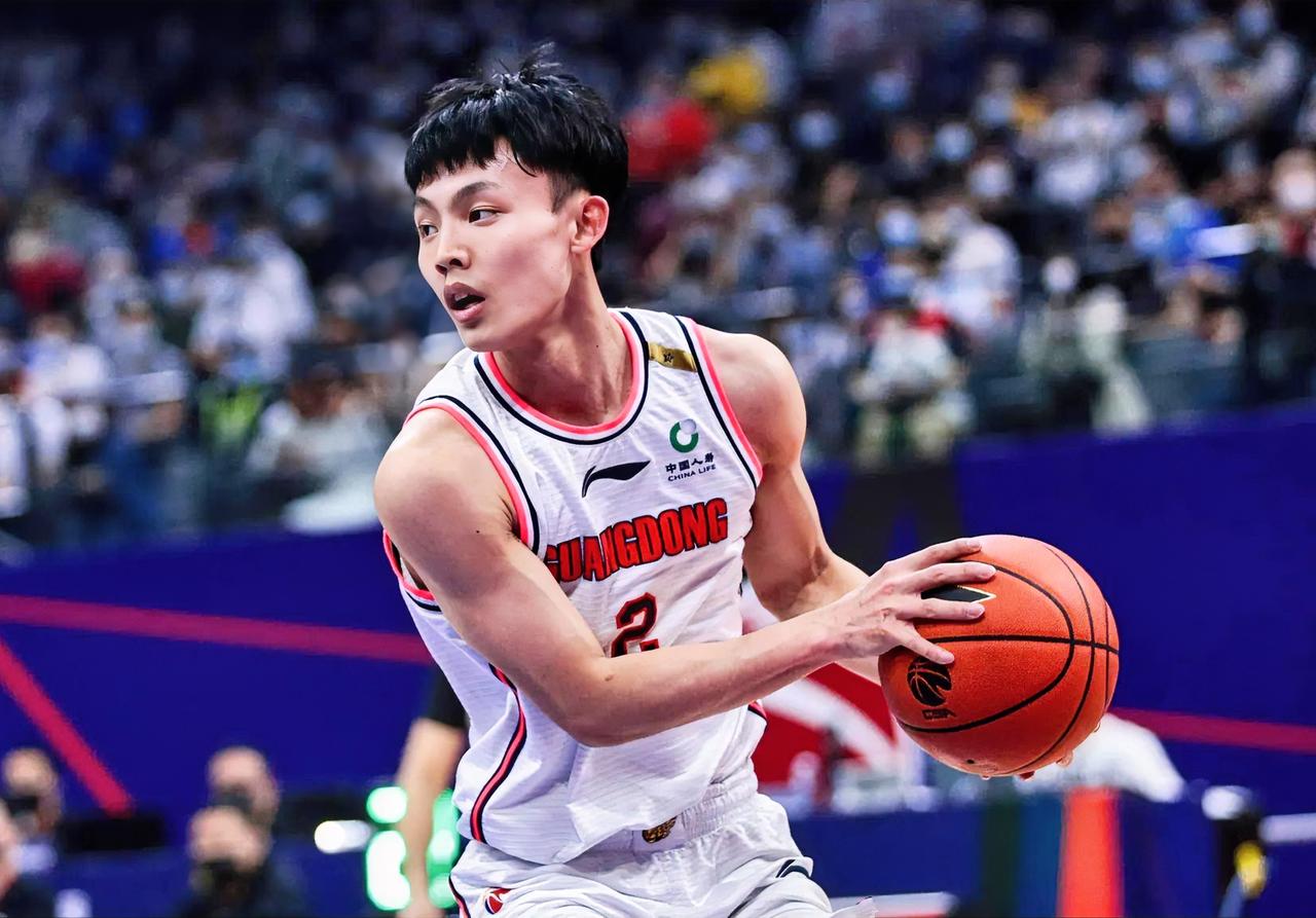 胡明轩：杰哥，你三分那么准，怎么进国家队啊？？？你看我三分6中0！！！徐杰：或