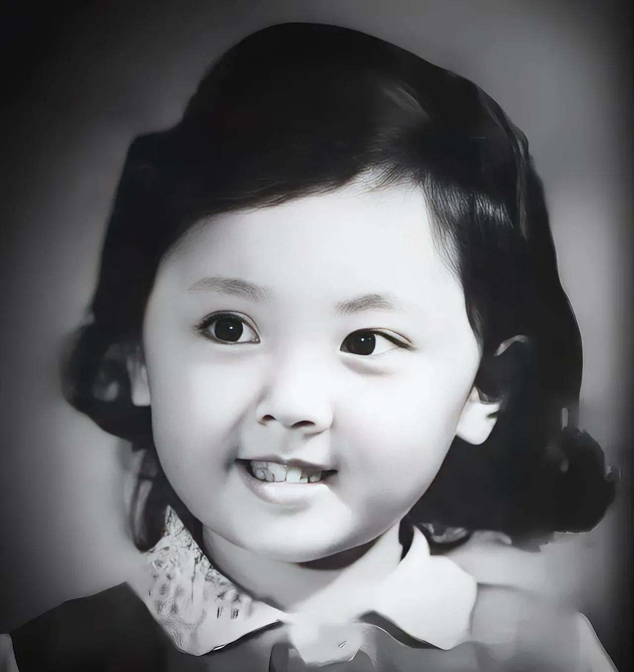 原来，女神小时候就这么漂亮，微卷的绒发，黑葡萄一样的眼睛，干净纯真的甜笑，一晃，