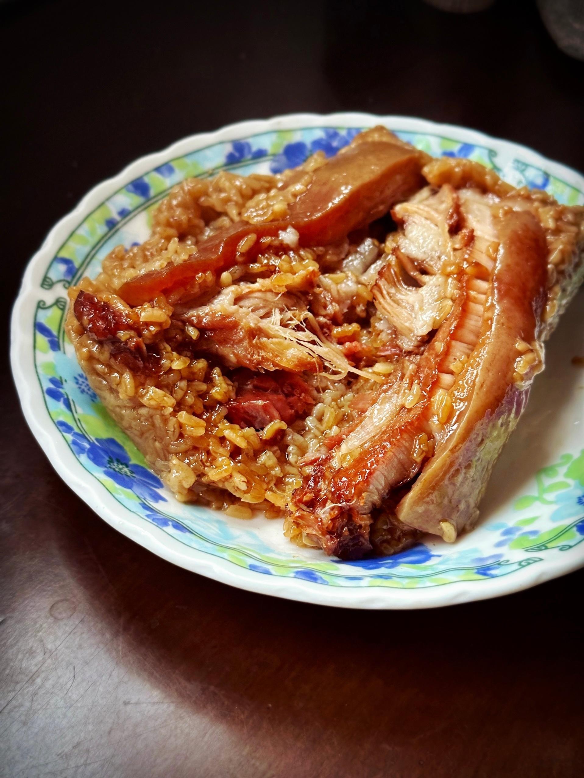 上海姆妈的私房手作。火腿大肉粽。一块鲜肉，一块火腿贯穿始终。筷子拨开糯米，香气哗