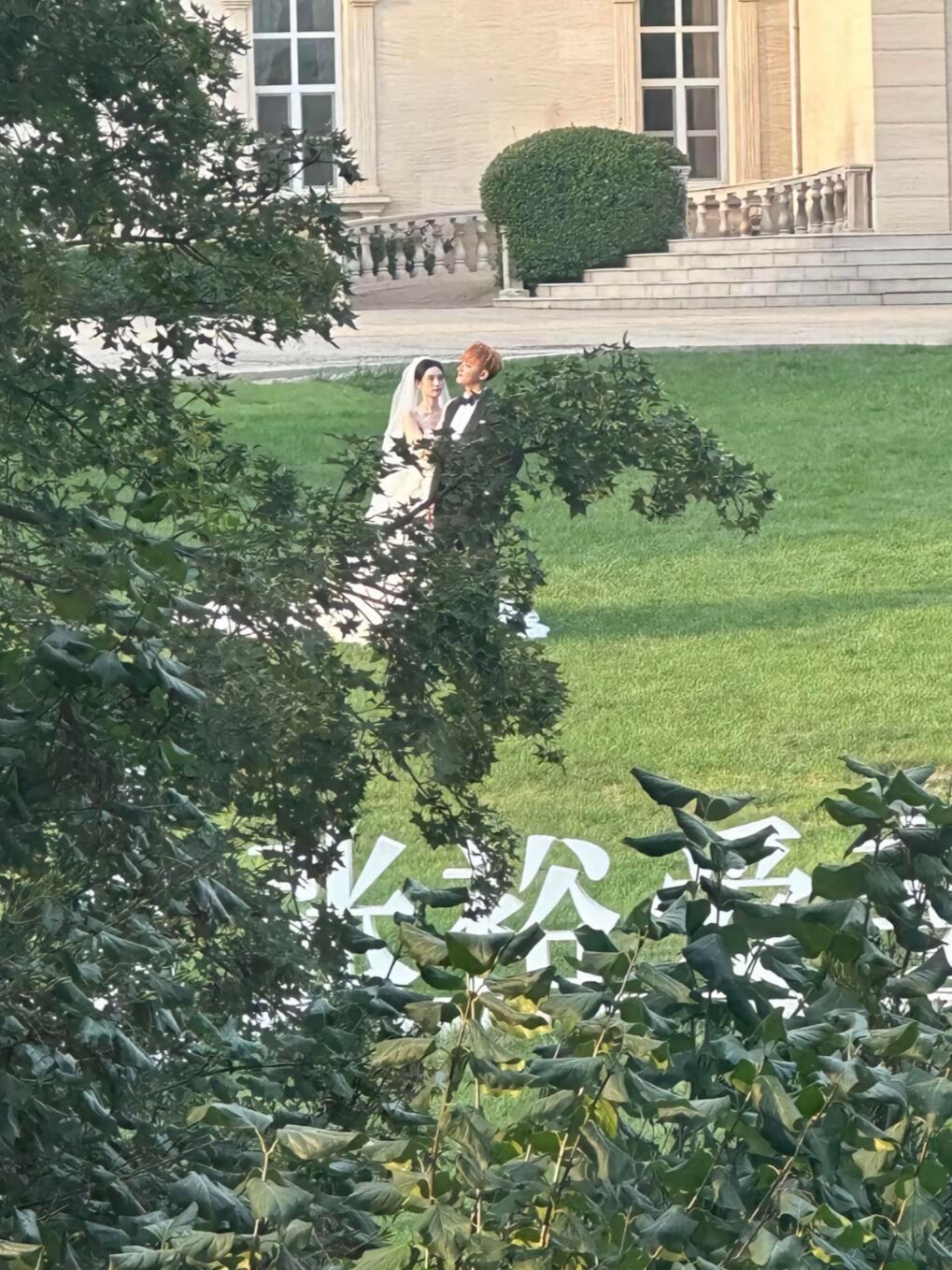 从求婚到结婚，哈哈哈哈太透明了！！黄子韬徐艺洋拍婚纱照也被偶遇了🤵🏻👰🏻