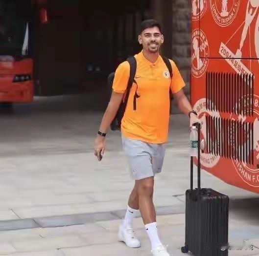 山东泰山队外援后腰2025赛季不是当组织型后腰实用的，虽然没闪光表现，但与两国脚