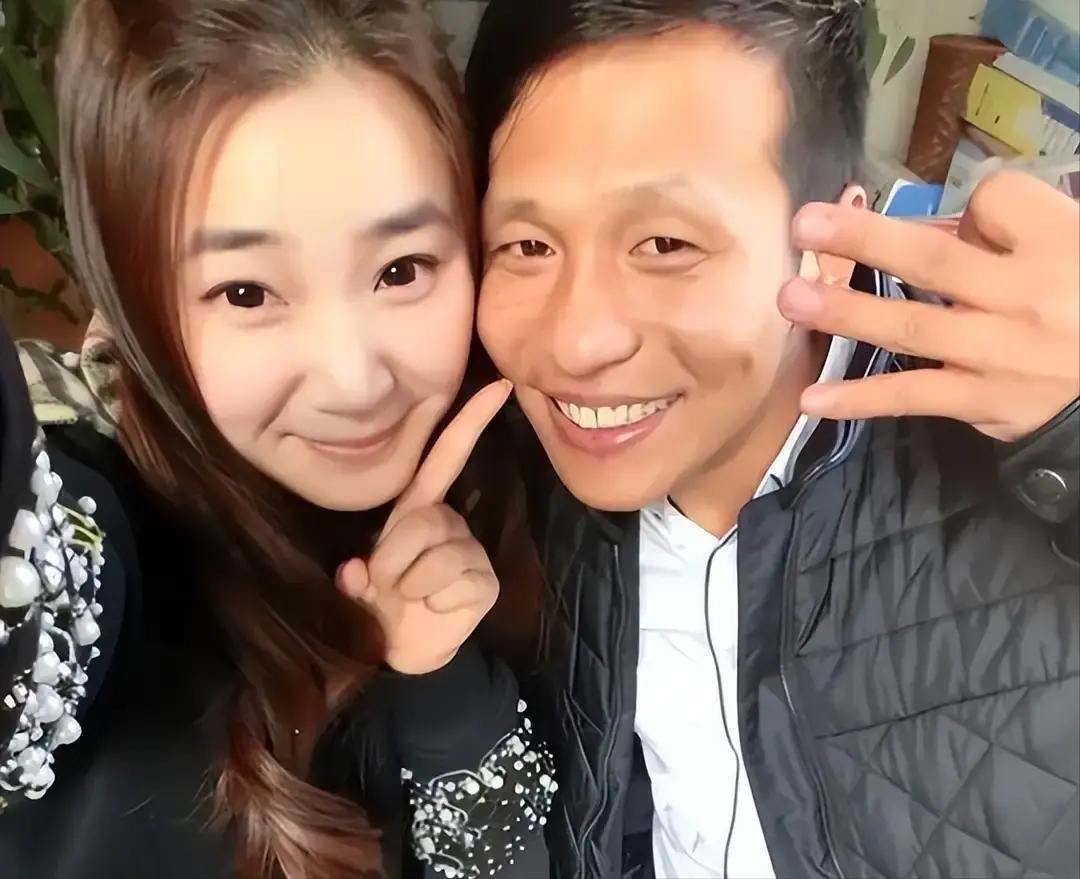 2007年，宋小宝和妻子霍晓红离婚后，就娶了肤白貌美的王雪，赵本山知道后，狠狠的骂他：“你个没良心的