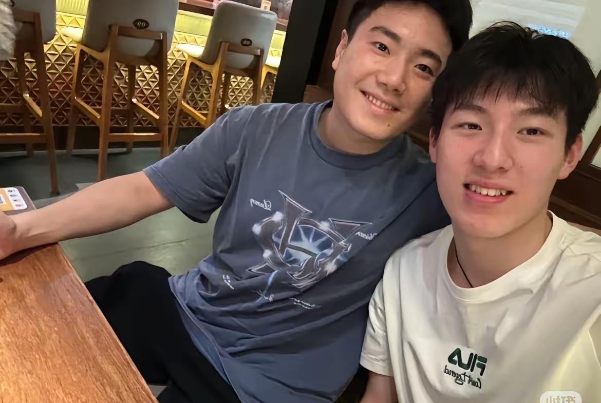 温瑞博首轮就是内战，而且还是梁靖崑。之前和梁靖崑组男双，相亲相爱好兄弟，现在男