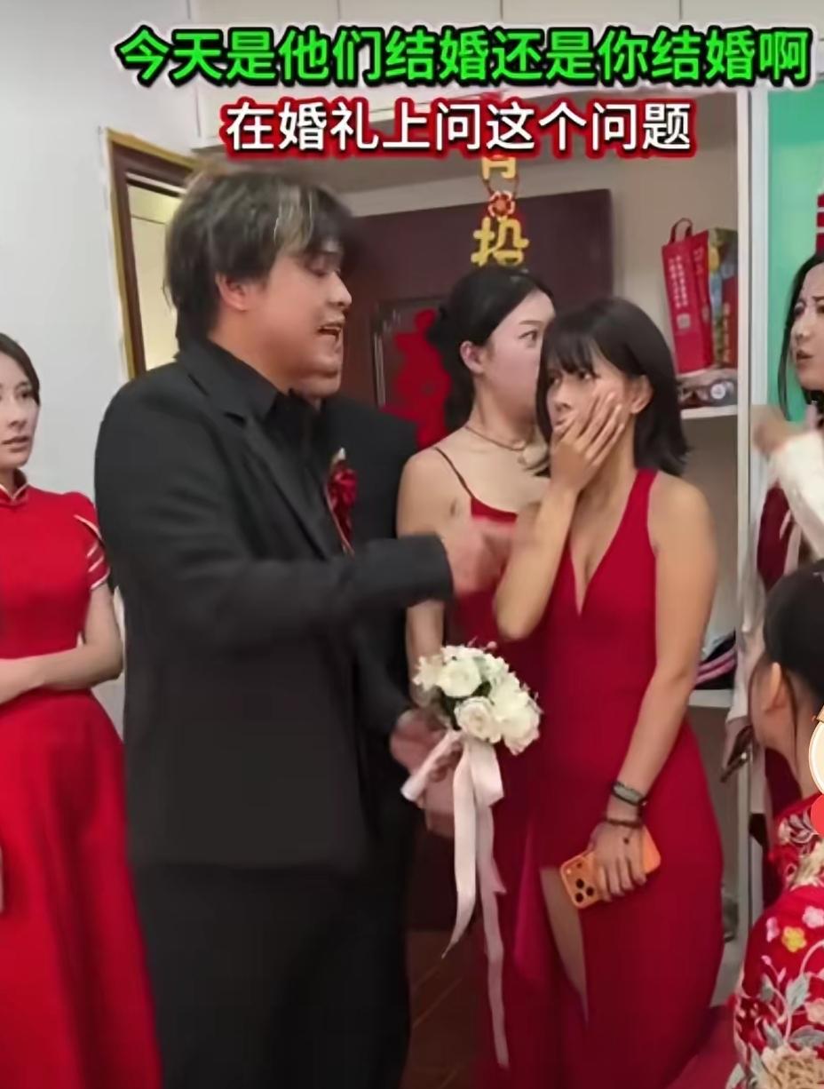 新郎单膝跪地，献上鲜花，老婆，我们走吧。等一下，我问你一个问题，旁边的女人说。新