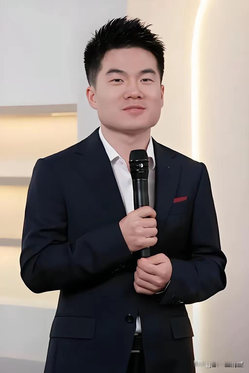 董宇辉现象确实引发了很多思考。说他带货带出优雅，这其实是一种创新。在传统带货充斥