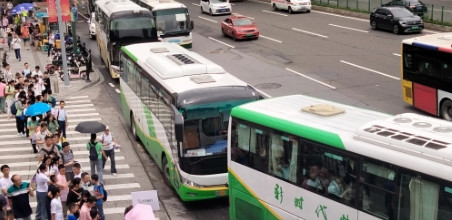 公路客运卷土重来！发现如今又越来越多人选择乘坐大巴车出行啦！广州市体育西，越秀
