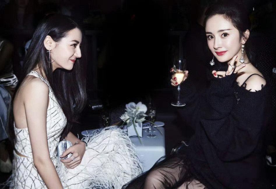 #杨幂迪丽热巴嘉行时期同框#好青涩的合照，友谊长存，两个顶顶好的美女~[抱抱][抱抱]​