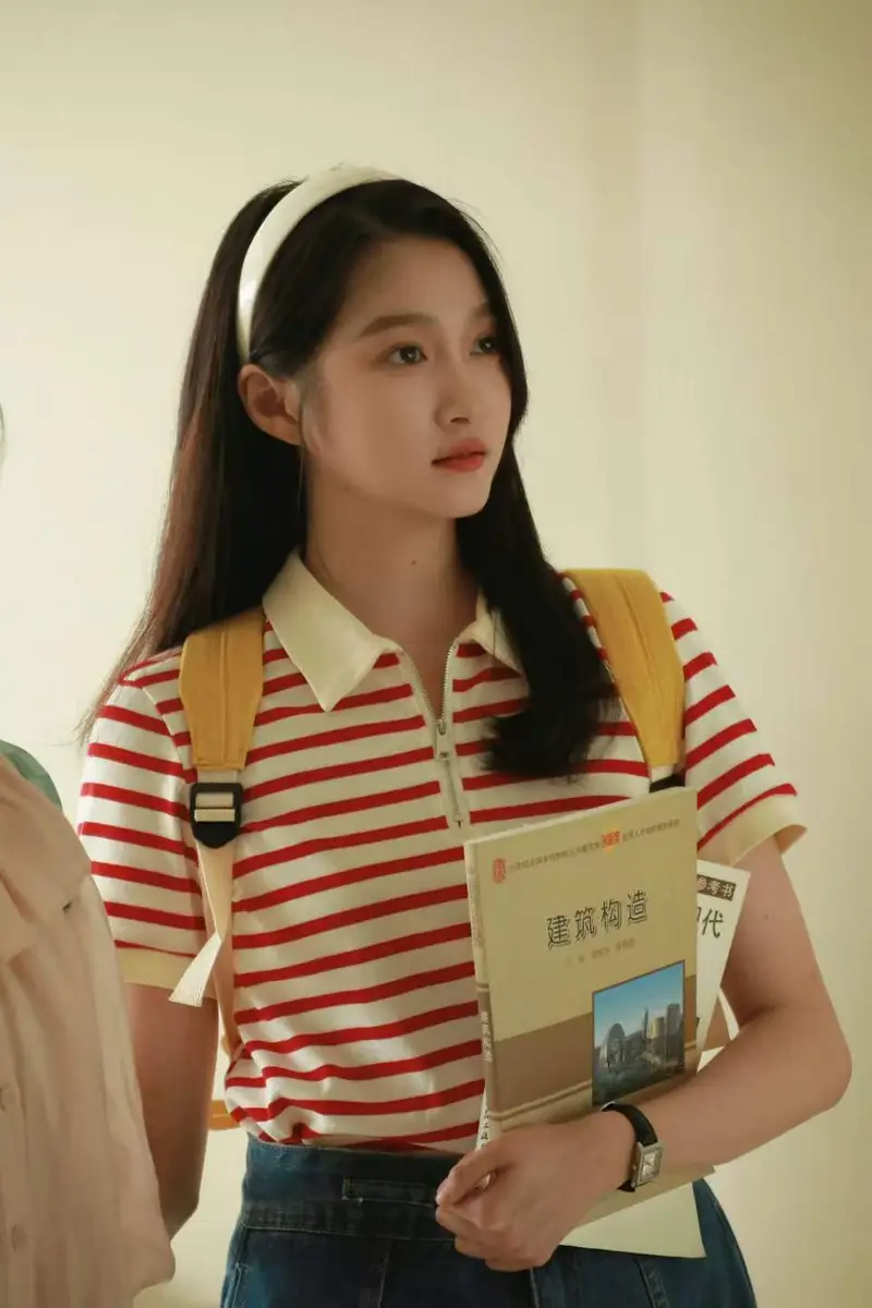 关晓彤戴发箍抱课本学生气十足侧颜线条干净气质纯洁