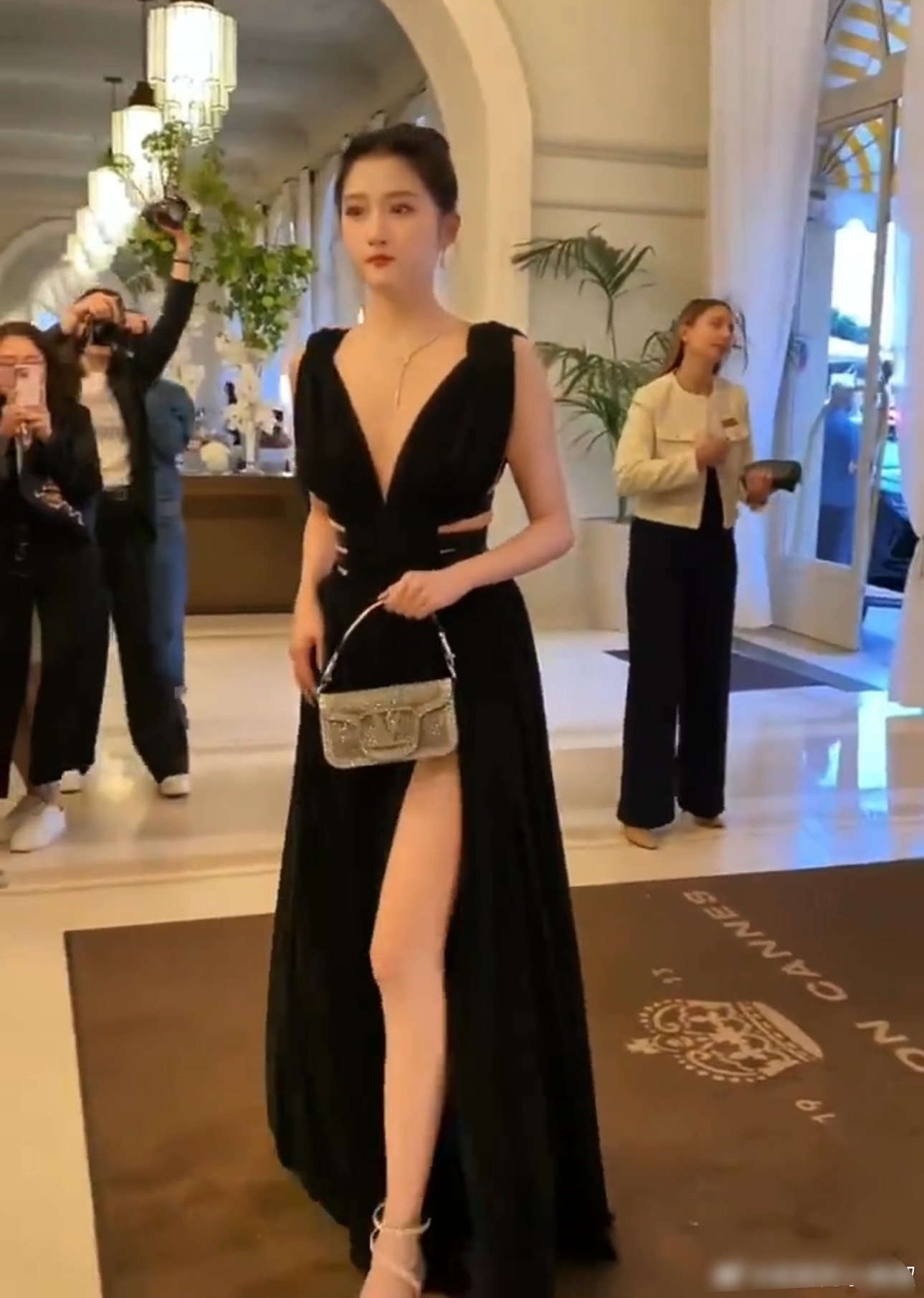 好漂亮的妆造，关晓彤就应该多尝试这么打扮，好大气​​​