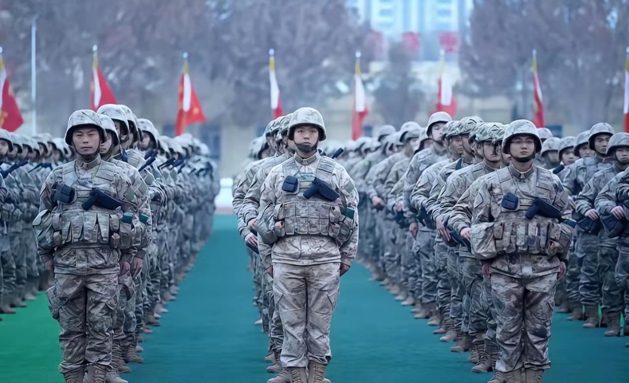 威武！解放军战士也派发手枪了。印象中在部队里只有排长以上军官才佩戴手枪，现在连战