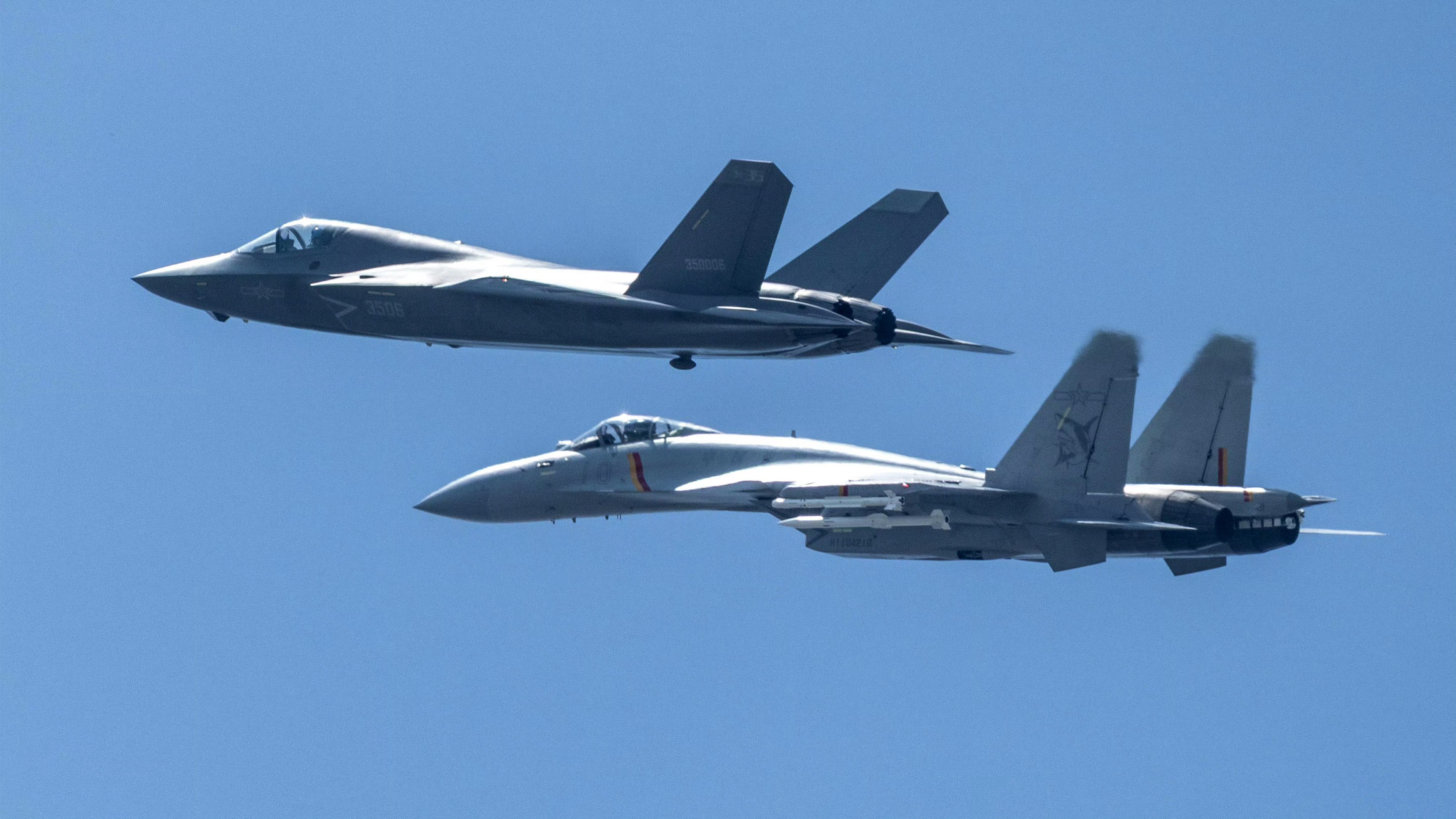 看小尖尖，15虽然大却下垂，35小巧玲珑却傲人，所以我永远喜欢35姬