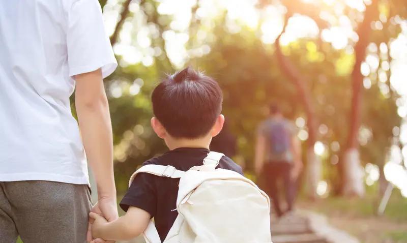 “孩子上幼儿园，你上班了吗？”这两天很多人问我。很奇怪的是，家里人不会问，问的
