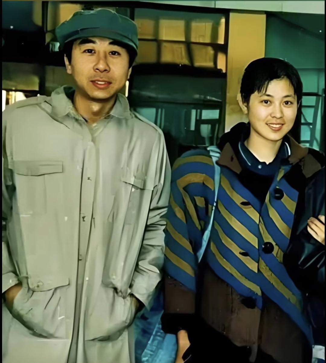 ，32岁的冯巩与29岁的倪萍。一晃快40年了！