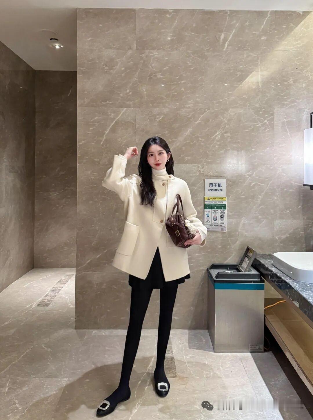 这套穿搭特别适合国企通勤，奶白色的单排扣毛呢大衣版型宽松利落，搭配同色...