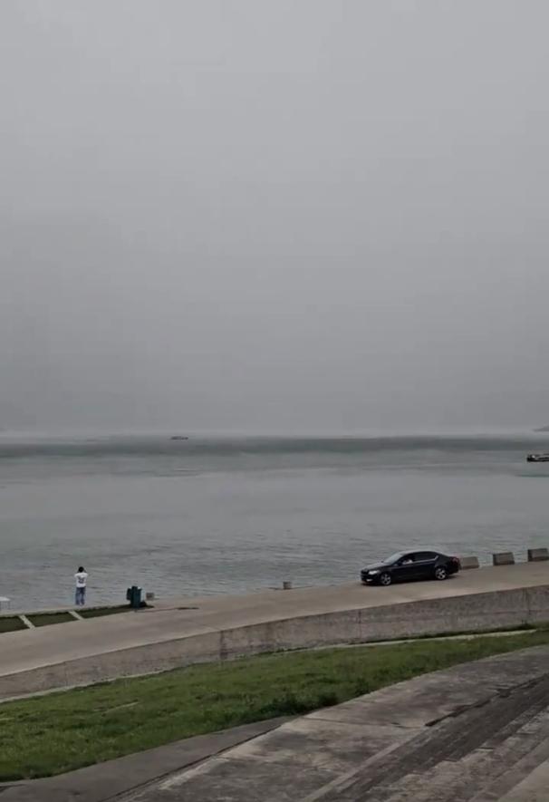 说实话，看了贵州翻船之前，网友拍摄的暴风雨画面，真的有一种说不上来的感觉