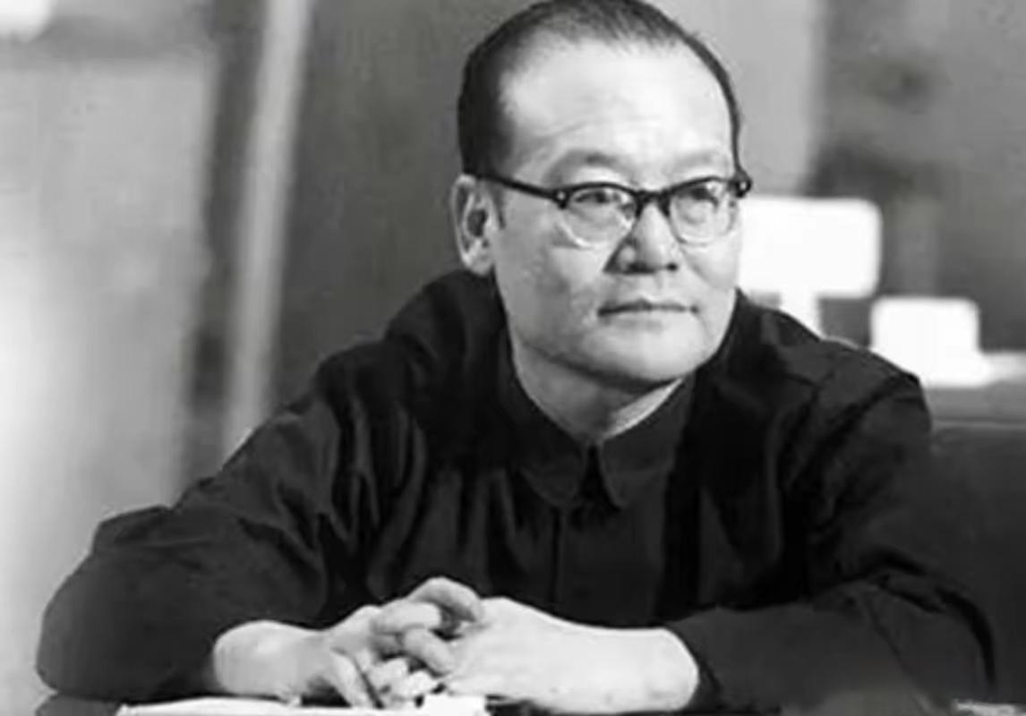 党的九大二次会议上，轮到纪登奎发言，毛主席扭头看了看主席台，没有找到纪登奎，就问