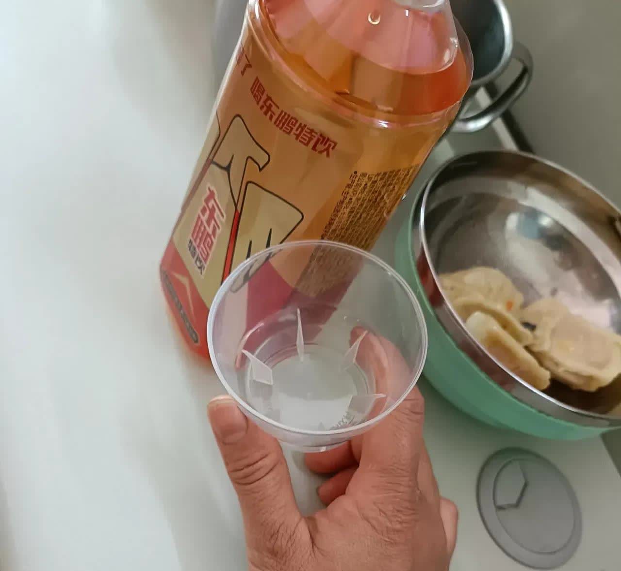 广东，一名女子的朋友给了她一瓶东鹏特饮，她喝的时候，发现它的瓶盖上有一个小杯子。