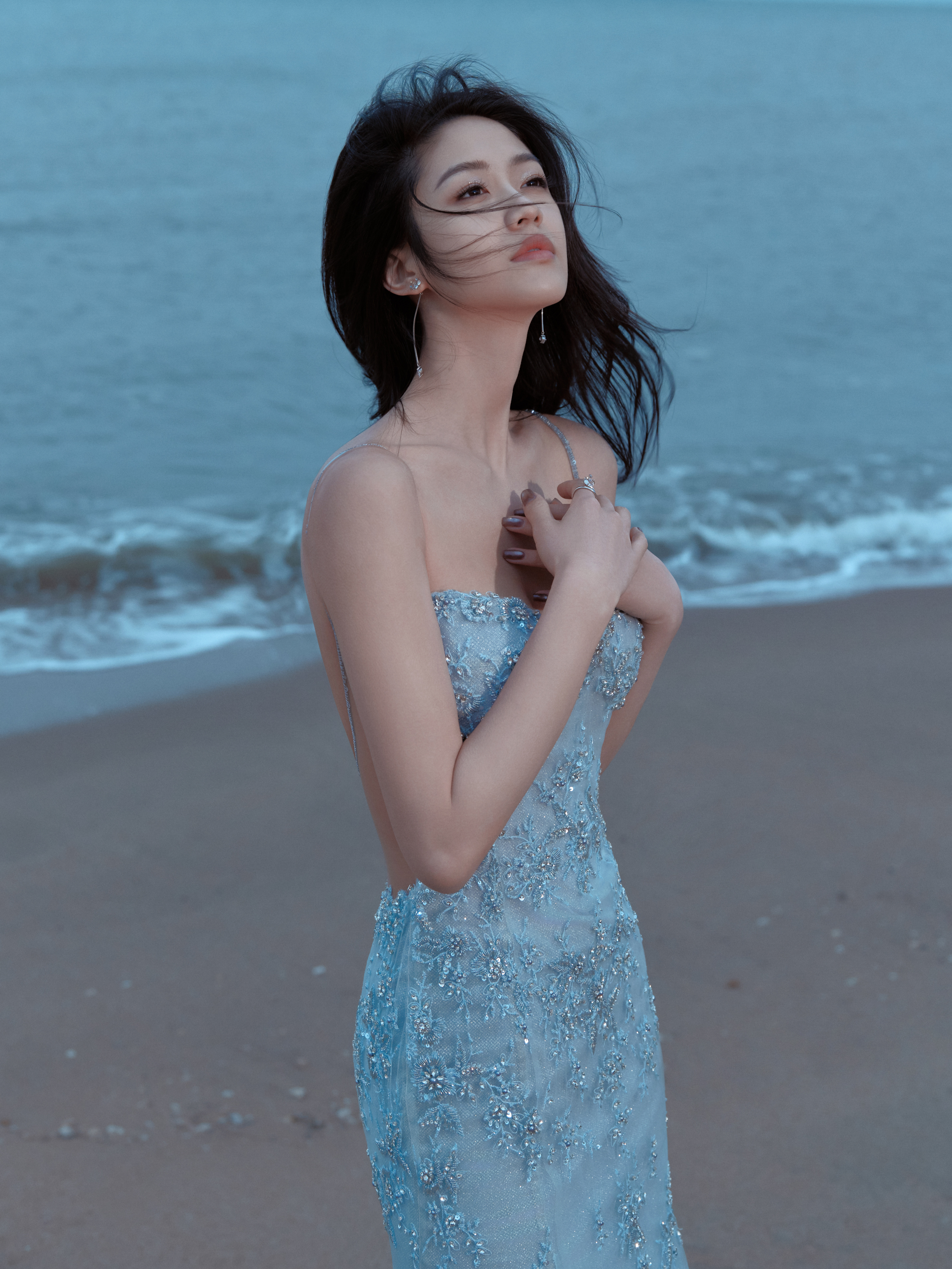 向涵之海风吹起发梢，碎钻裙与海浪轻吻。在水天之间，成了海边最温柔的一抹蓝。