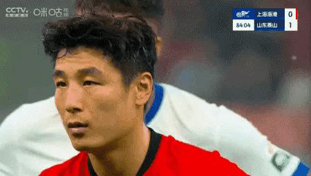 来看看武磊这坚毅的眼神吧，其实罚点球最重要的就是心理素质。在上海海港获得点球机