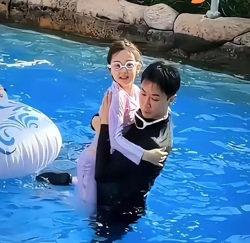 董璇再婚后，三亚度假竟把新老公晾一边？全程只顾着跟佟丽娅腻歪，孩子都扔给了继父张