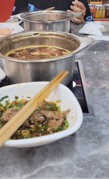 心酸！30岁男子相亲，请女孩吃自助火锅，结账时两个人要108，男子看着账单犹豫了