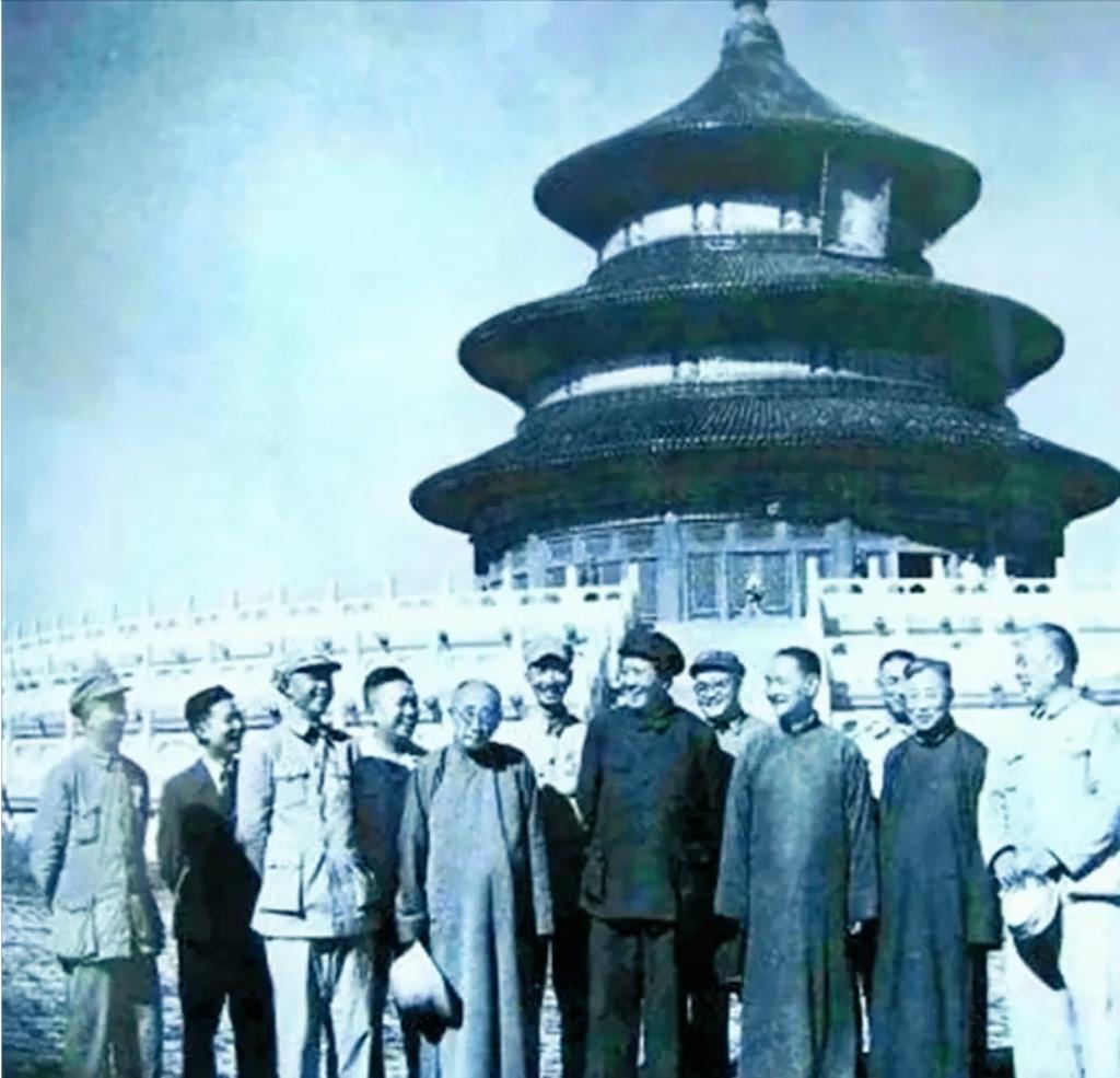1949年9月，大清官员陪同毛主席游玩天坛，突然毛主席问大清官员：“见过几次慈禧