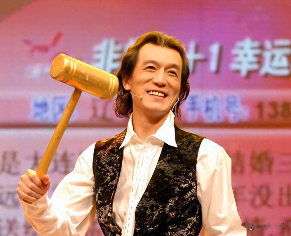 57岁哈文现身，曾含泪透露，李咏赞美不是不爱国，是三天内必须下葬！李咏葬在美国八