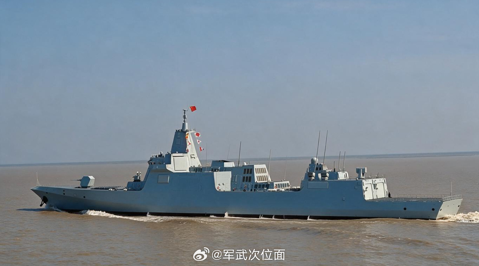 这是一艘航行中的未刷舷号的055型大型驱逐舰，通过信号旗可以推断，服役整好30年