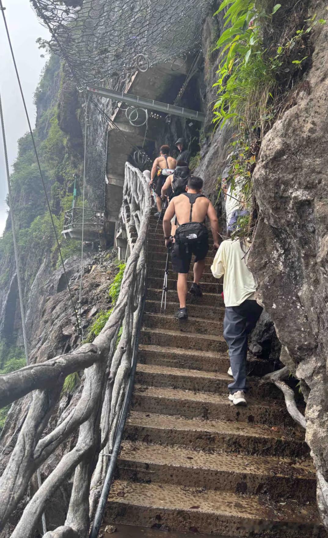 瓦屋山的帅哥太多了，肌肉还发达。山上很多帅哥，也可能是很多都戴了墨镜留足了想象空