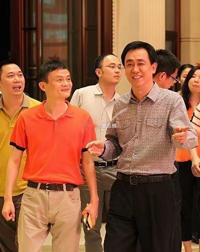 昔日许家印和马云合影马云很瘦，当年风光无限的许家印笑容好灿烂