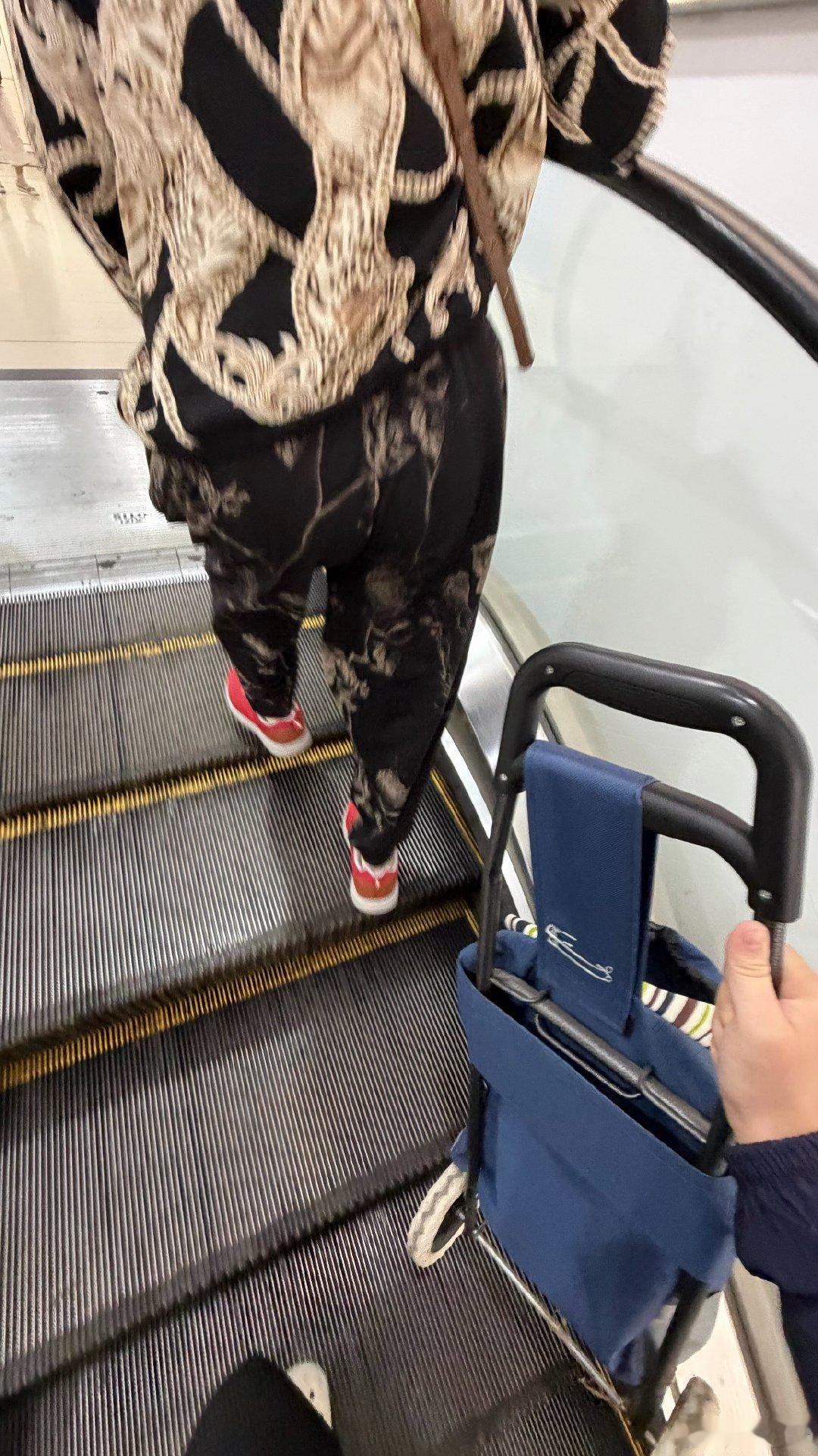 今天做好人好事了。这个扶手电梯坏了帮一个奶奶提到楼上了呀。​