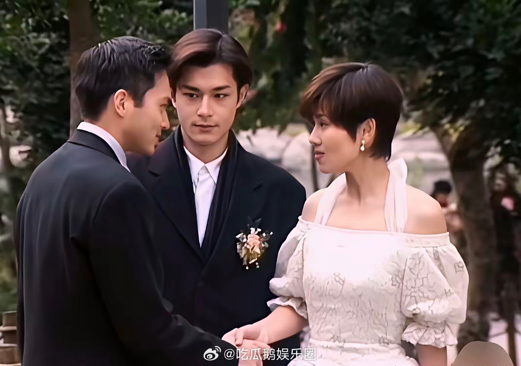 虽然张智霖已经很帅了，可在古天乐面前，是不是还是稍微逊色了一点点呢？旁边的是蓉蓉