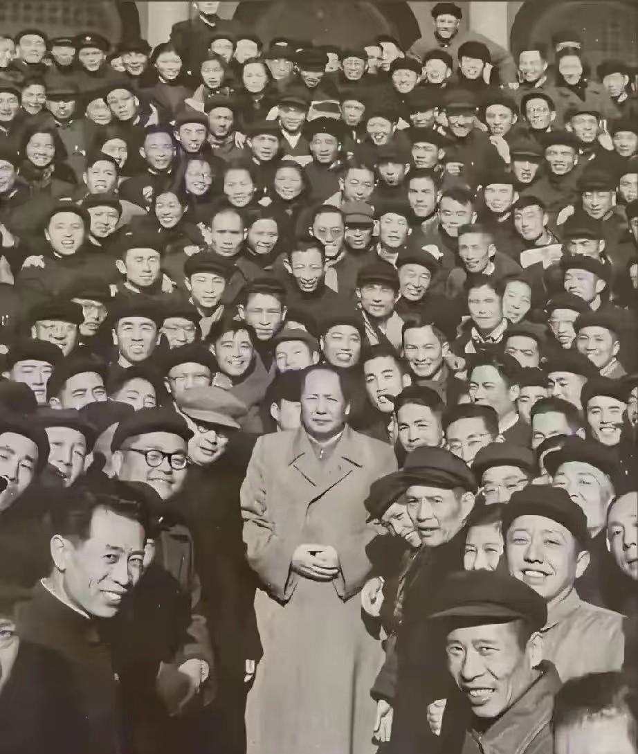 这张照片非常的震撼，这么多人和主席合影留念。从群众中来，到群众中去，是主席一贯