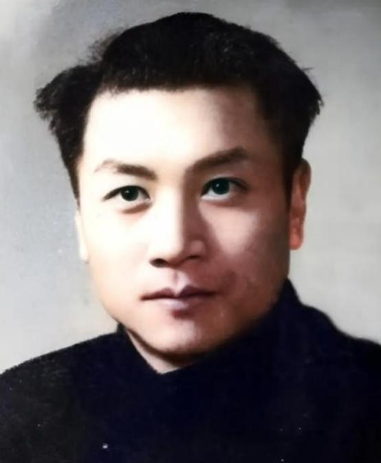 1944年，一名地下党被捕入狱。当汉奸走进牢房认出他那一刻，他知道：自己已经死