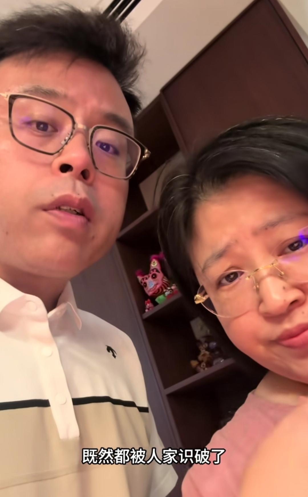 铁兜和胡老师，不是真实夫妻，是临时的演员，看被人识破了，铁兜只好承认了，拿出合同