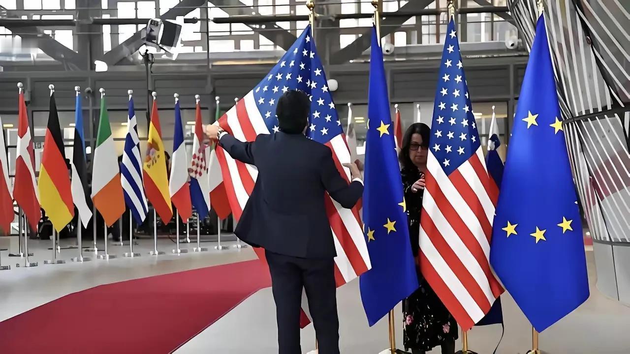 接下来该欧洲给美国扛雷了。美国的第一阶段降息，利率水平从最高的5.5%降到了现在