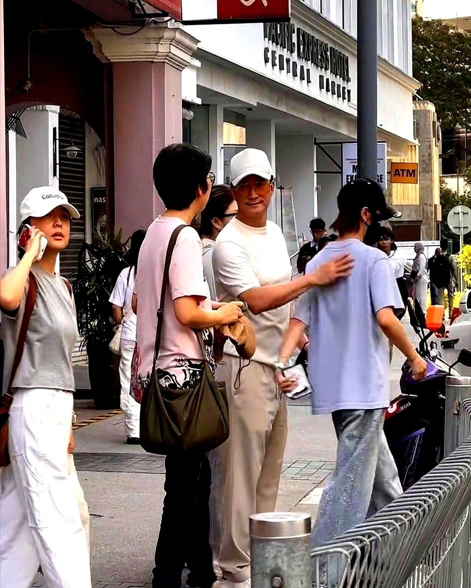 52岁的吴京，真把“宠老婆”刻进了骨子里。在马来西亚街头等车，他下意识地站在