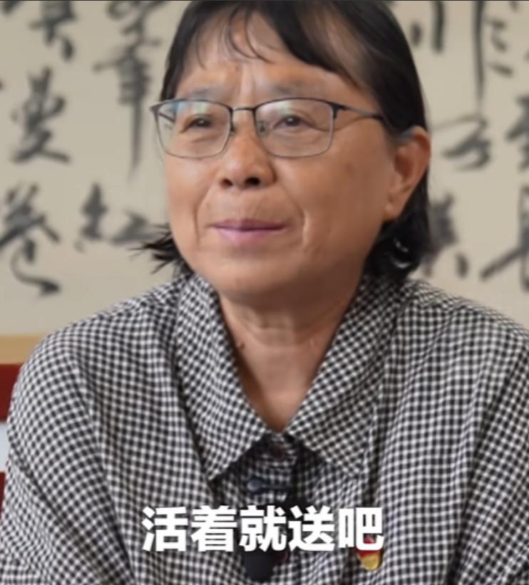 张桂梅接受央视采访时被问到：“今年还送考吗？”她停顿了一下，淡淡说了句：“活着就