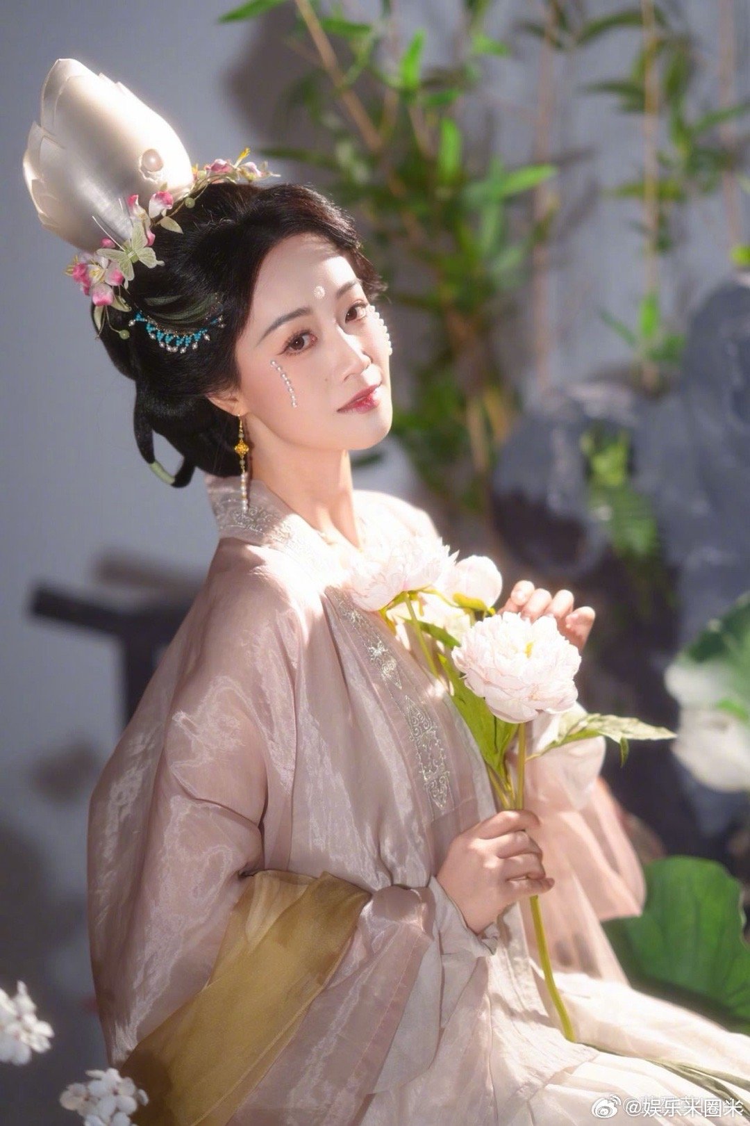 蓝盈莹宋式泪妆这才是让人心动的古风妆造！珍珠泪妆衬得她眼如秋水，柔婉中藏着锋芒