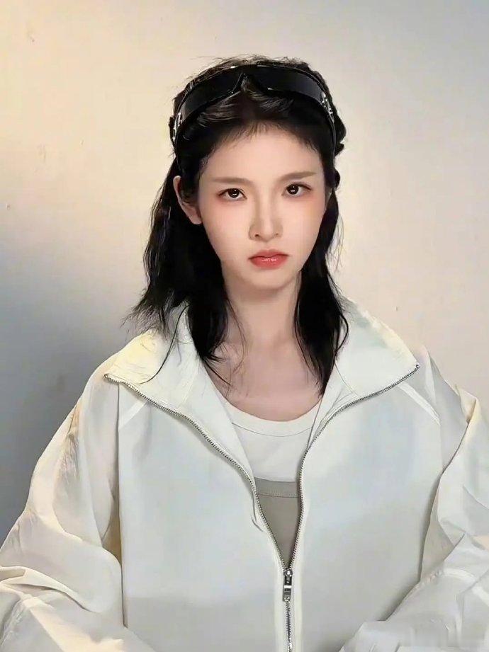 张淼怡明明是幼态脸，现在变的有子点凶凶的。