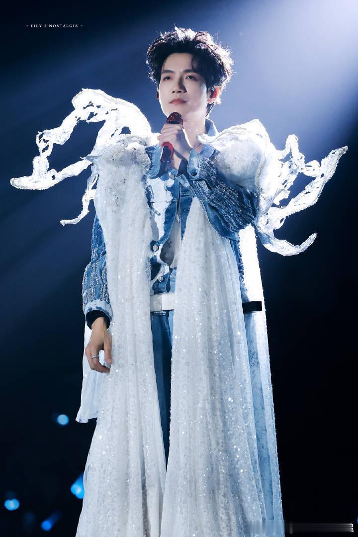 陈楚生新歌墙北京演唱会首唱这首《墙》一边唱成长，一边唱乡愁，两种情绪交织在一起