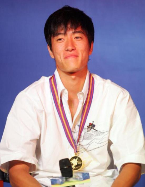 2004年，刘翔跨栏夺冠后，开发商送他一套225万的房子，他豪气地送给教练，不料