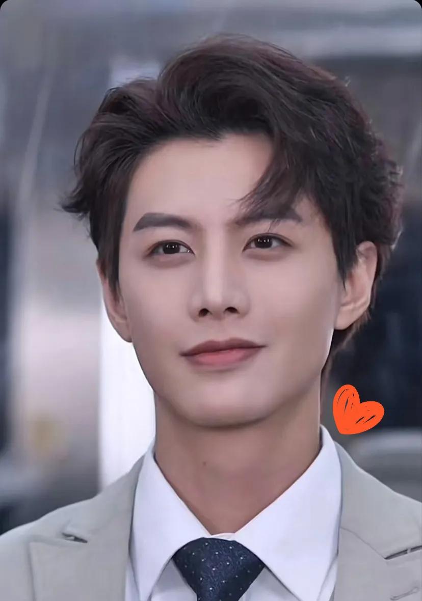 何建麒这是承认了自己主动说要退短剧圈了他已经挣够钱，要去孝敬父母了他说要