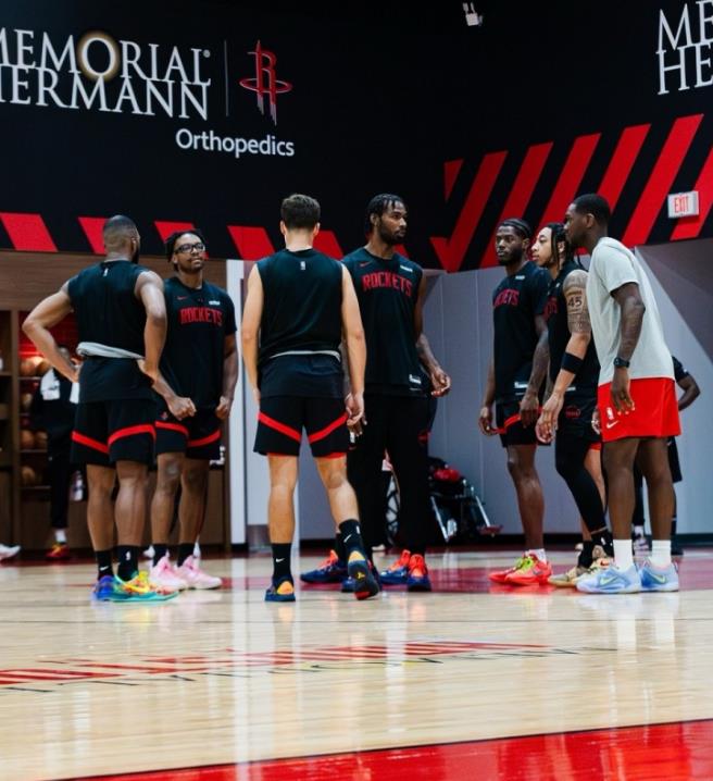 本赛季火箭队阵容深度一流，也有很多声音表示，火箭队应该多给老将泰特、杰夫·格林以