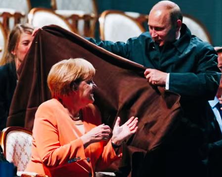 硬汉普京曾经的柔情时刻啊！一直以硬汉形象示人的普京，曾经给默克尔披上毛毯！这