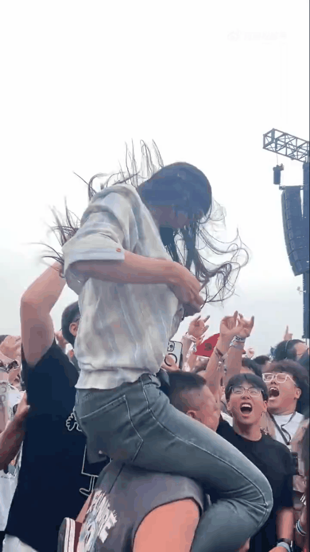 这么嗨的现场是音乐节吗？不知道的还以为就是大型户外蹦迪！印象中的音乐节不应该
