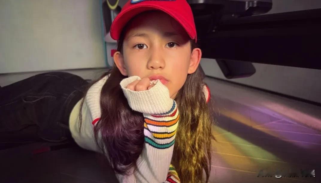 黄磊老婆孙莉，晒二女儿黄少艾的照片。12岁的多妹戴着红色的棒球帽，还染了发色，